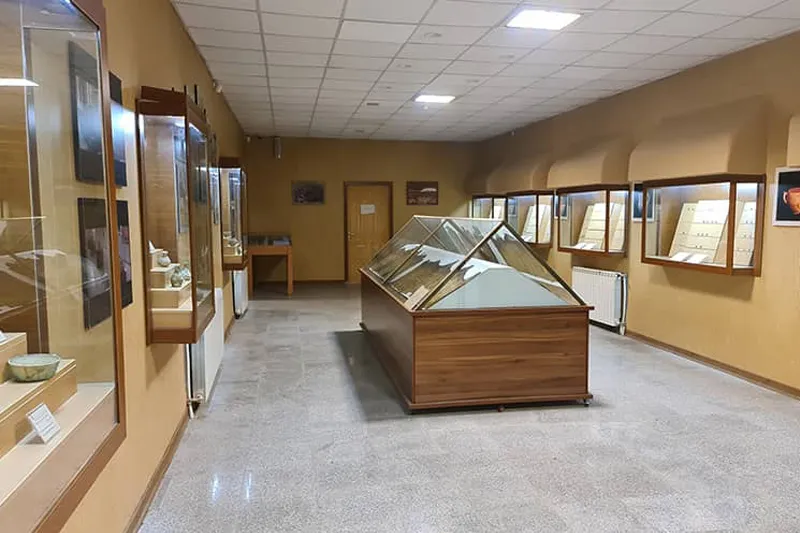 راهنمای بازدید از تپه و موزه هگمتانه