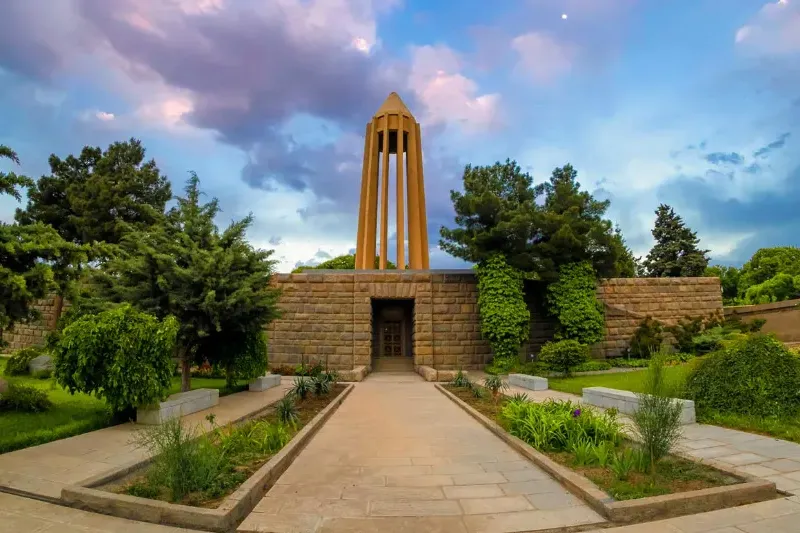 معماری آرامگاه بوعلی سینا