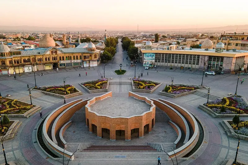 مکانهای دیدنی رایگان در همدان: میدان امام